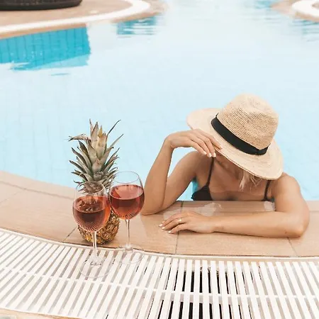 Апартаменты Luna With Sea View Vokolidha